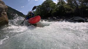 Photo de kayakite sur l'ubaye effectuant un boof