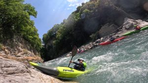 Moniteur effectuant un rockslide dans la rivière